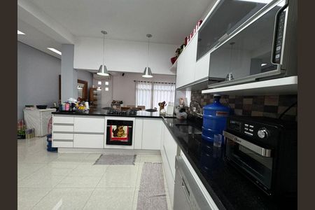 Casa à venda com 230m², 3 quartos e 4 vagas