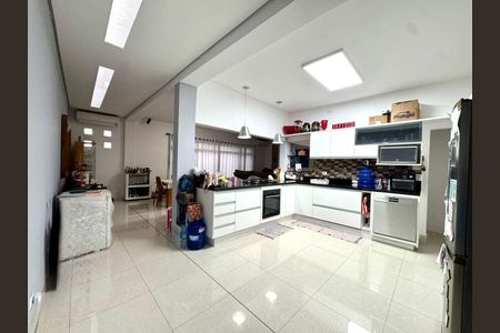 Casa à venda com 230m², 3 quartos e 4 vagas