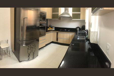 Casa à venda com 174m², 3 quartos e 5 vagas