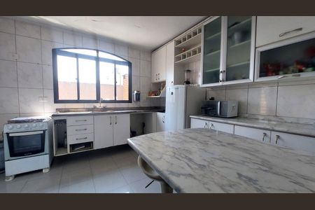 Casa à venda com 3 quartos, 248m² em Vila Ivone, São Paulo