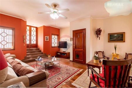 Casa à venda com 3 quartos, 250m² em Jardim Monte Kemel, São Paulo