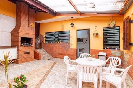 Casa à venda com 250m², 3 quartos e 4 vagas