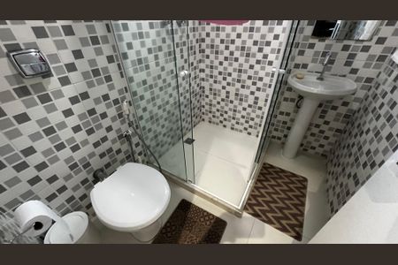 Casa de condomínio à venda com 400m², 4 quartos e 5 vagasBanheiro de serviço