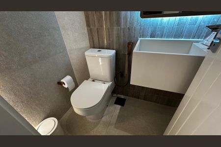 Casa de condomínio à venda com 400m², 4 quartos e 5 vagasBanheiro externo
