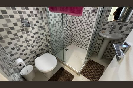 Casa de condomínio à venda com 400m², 4 quartos e 5 vagasBanheiro de serviço
