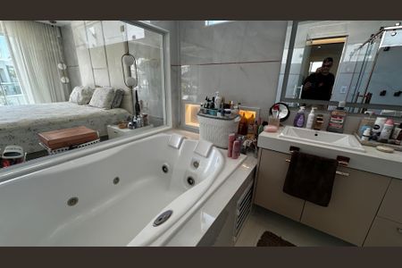 Casa de condomínio à venda com 400m², 4 quartos e 5 vagasBanheiro da Suíte 4
