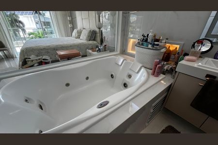 Casa de condomínio à venda com 400m², 4 quartos e 5 vagasBanheiro da Suíte 4