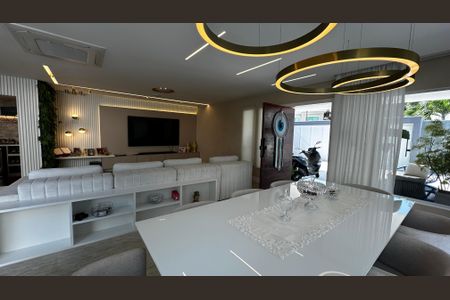 Casa de condomínio à venda com 400m², 4 quartos e 5 vagasSala