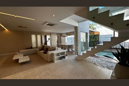 Casa de condomínio à venda com 400m², 4 quartos e 5 vagasSala