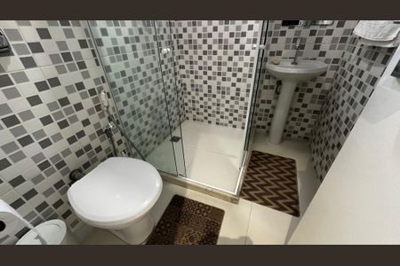 Casa de condomínio à venda com 400m², 4 quartos e 5 vagasBanheiro de serviço