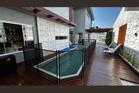 Casa de condomínio à venda com 400m², 4 quartos e 5 vagasÁrea externa