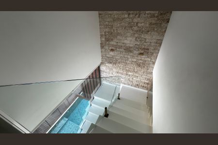 Casa de condomínio à venda com 400m², 4 quartos e 5 vagasEscada
