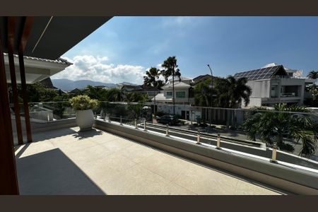 Casa de condomínio à venda com 400m², 4 quartos e 5 vagasVaranda da Suíte 