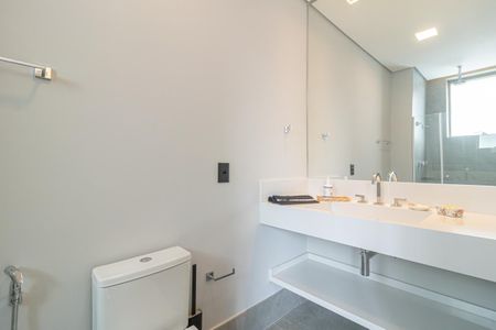Apartamento à venda com 230m², 3 quartos e 4 vagasBanheiro da Suíte 2