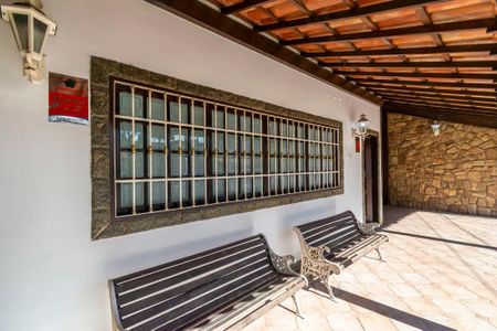 Casa à venda com 250m², 3 quartos e 4 vagas Casa à venda com 250m², 3 quartos e 4 vagasVaranda da fente