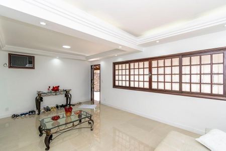 Casa à venda com 250m², 3 quartos e 4 vagas Casa à venda com 250m², 3 quartos e 4 vagasSala