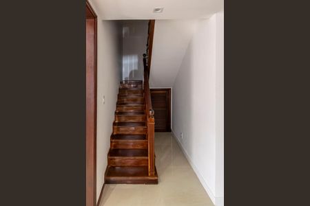 Casa à venda com 250m², 3 quartos e 4 vagas Casa à venda com 250m², 3 quartos e 4 vagasSala de Jantar - Acesso ao 2º andar