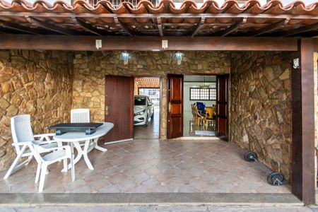 Casa à venda com 250m², 3 quartos e 4 vagas Casa à venda com 250m², 3 quartos e 4 vagasVaranda fos fundos