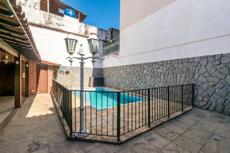 Casa à venda com 250m², 3 quartos e 4 vagas Casa à venda com 250m², 3 quartos e 4 vagasVaranda fos fundos