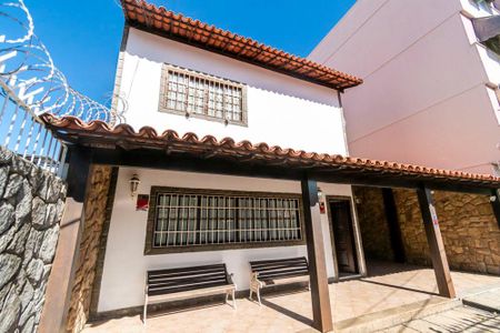 Casa à venda com 250m², 3 quartos e 4 vagas Casa à venda com 250m², 3 quartos e 4 vagasVaranda da fente