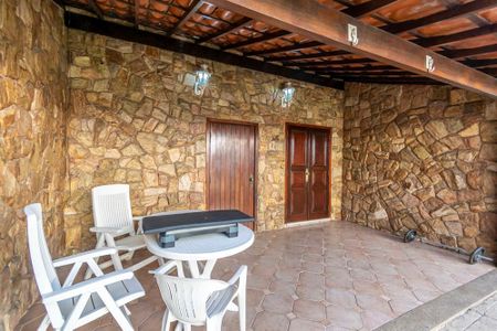 Casa à venda com 250m², 3 quartos e 4 vagas Casa à venda com 250m², 3 quartos e 4 vagasVaranda fos fundos