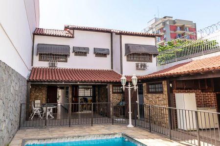 Casa à venda com 250m², 3 quartos e 4 vagas Casa à venda com 250m², 3 quartos e 4 vagasVaranda fos fundos