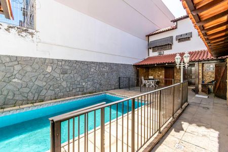 Casa à venda com 250m², 3 quartos e 4 vagas Casa à venda com 250m², 3 quartos e 4 vagasVaranda fos fundos