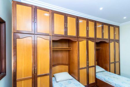 Casa à venda com 250m², 3 quartos e 4 vagas Casa à venda com 250m², 3 quartos e 4 vagasQuarto 1 - Armários
