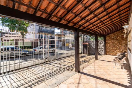 Casa à venda com 250m², 3 quartos e 4 vagas Casa à venda com 250m², 3 quartos e 4 vagasVaranda da fente