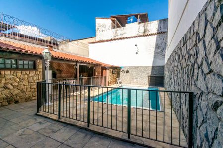 Casa à venda com 250m², 3 quartos e 4 vagas Casa à venda com 250m², 3 quartos e 4 vagasVaranda fos fundos