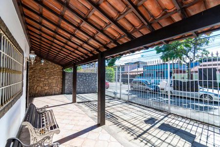 Casa à venda com 250m², 3 quartos e 4 vagas Casa à venda com 250m², 3 quartos e 4 vagasVaranda da fente