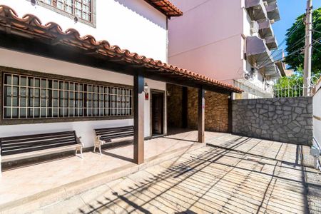 Casa à venda com 250m², 3 quartos e 4 vagas Casa à venda com 250m², 3 quartos e 4 vagasVaranda da fente