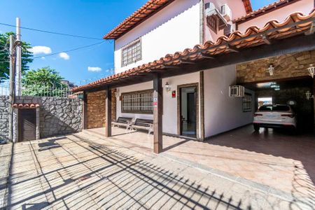 Casa à venda com 250m², 3 quartos e 4 vagas Casa à venda com 250m², 3 quartos e 4 vagasVaranda da fente