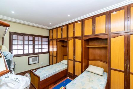 Casa à venda com 250m², 3 quartos e 4 vagas Casa à venda com 250m², 3 quartos e 4 vagasQuarto 1