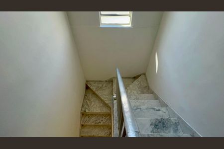 Casa para alugar com 240m², 3 quartos e 2 vagas Casa para alugar com 240m², 3 quartos e 2 vagasEscada