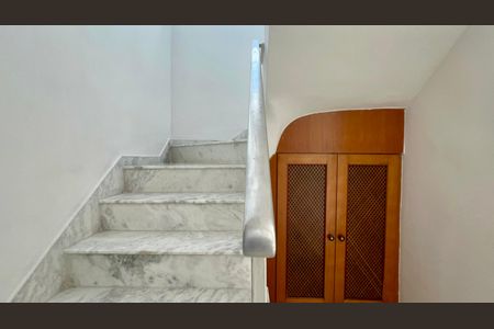 Casa para alugar com 240m², 3 quartos e 2 vagas Casa para alugar com 240m², 3 quartos e 2 vagasEscada