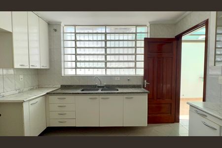 Casa para alugar com 240m², 3 quartos e 2 vagas Casa para alugar com 240m², 3 quartos e 2 vagasCozinha