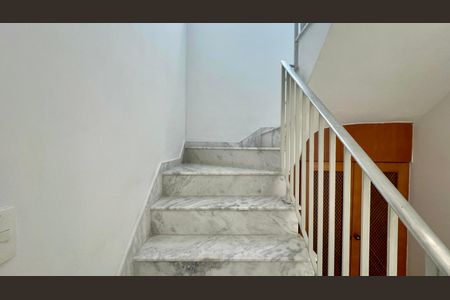 Casa para alugar com 240m², 3 quartos e 2 vagas Casa para alugar com 240m², 3 quartos e 2 vagasEscada