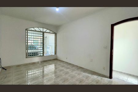 Casa para alugar com 240m², 3 quartos e 2 vagas Casa para alugar com 240m², 3 quartos e 2 vagasSala