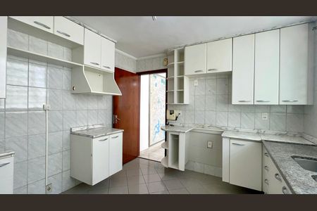 Casa para alugar com 240m², 3 quartos e 2 vagas Casa para alugar com 240m², 3 quartos e 2 vagasCozinha
