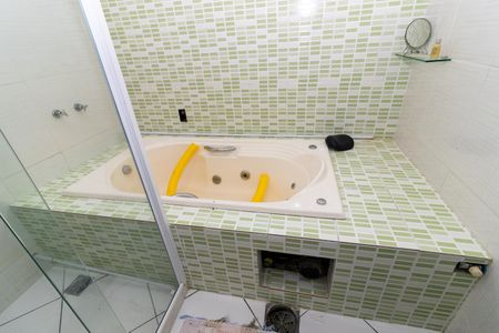 Casa à venda com 330m², 3 quartos e 4 vagasBanheiro da Suíte 1