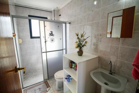Banheiro de apartamento para alugar com 2 quartos, 58m² em Vila Tupi, Praia Grande
