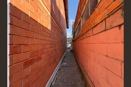 Casa para alugar com 80m², 3 quartos e 2 vagasCorredor externo 