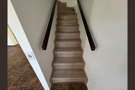 Casa para alugar com 80m², 3 quartos e 2 vagasEscada