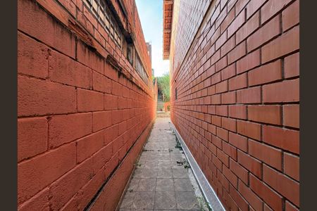 Casa para alugar com 80m², 3 quartos e 2 vagasCorredor externo 