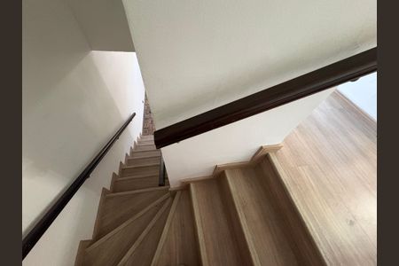 Casa para alugar com 80m², 3 quartos e 2 vagasEscada