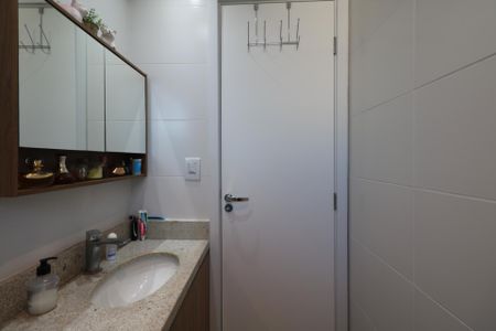 Apartamento à venda com 69m², 3 quartos e 2 vagas Apartamento à venda com 69m², 3 quartos e 2 vagasBanheiro da Suíte