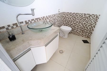 Casa de condomínio para alugar com 220m², 3 quartos e 3 vagasBanheiro da varanda