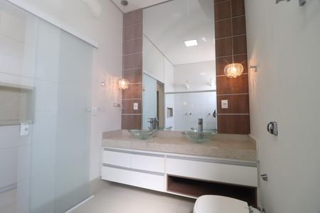 Casa de condomínio para alugar com 220m², 3 quartos e 3 vagasBanheiro do Quarto 1