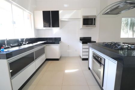 Casa de condomínio para alugar com 220m², 3 quartos e 3 vagasCozinha